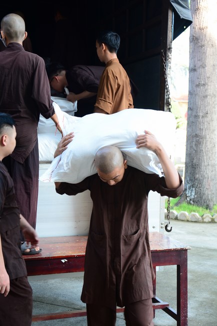 Continuing to support people in need in the Covid-19 pandemic of Hoang Phap Pagoda (series 2)